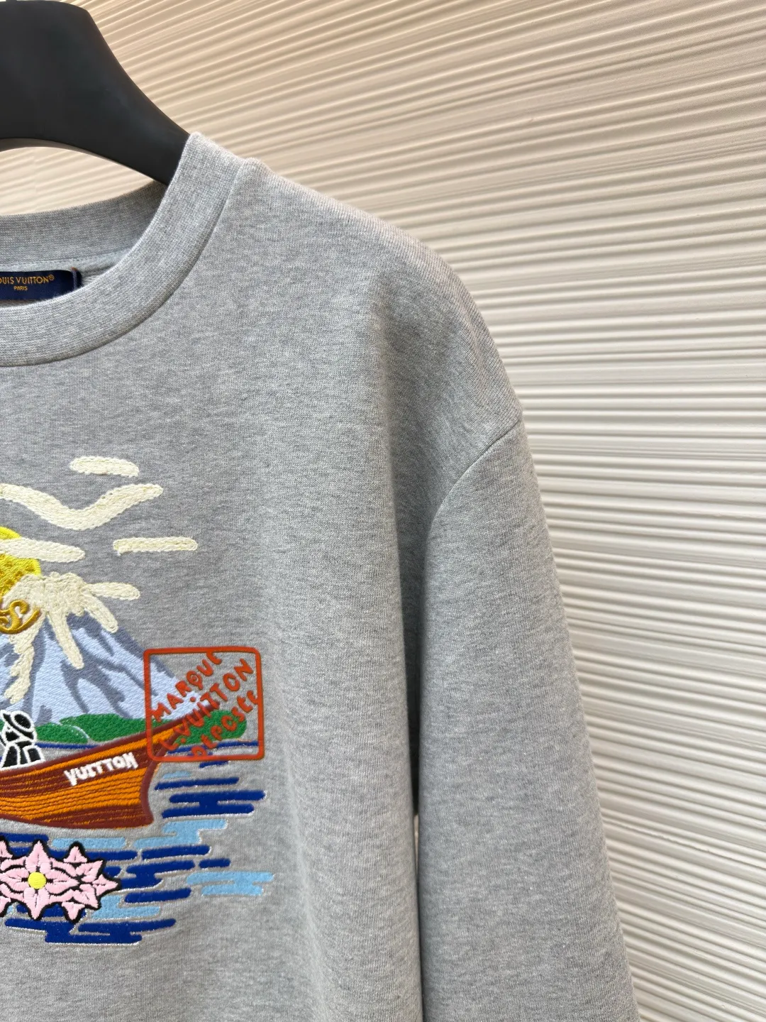 LOUIS VUITTON fishing embroidered round neck sweatshirt ●Authentic product: purchased and developed by 11599 ●Item number: 1680323-B15 ●Fabric: pure cotton fish scale base fabric ●Technology: embroidery production ●Version: fitted version ●Weight: about 625 grams ●Size: XS-S-M-L ●Description: The fabric is made of 16S double yarn + 10S fish scale bottom brushed fabric, 380g, with 21S double yarn rib fabric, 470g. The terry terry sweatshirt is composed of a veil, binding yarn and base yarn. Taking into account both breathability and comfort, the overall design is light, comfortable and has a good silhouette. It is characterized by soft feel, solid texture, and excellent extensibility, elasticity, wrinkle resistance, and moisture absorption. The unique suede effect increases the softness and elasticity of the printing surface, and also makes the colors more vivid and layered. Drying and fixing are done through processes such as specific heating or UV curing. Make sure that the foaming pulp is tightly combined with the fabric to form a strong and elastic film. Enhance the tactility and volume of patterns, especially suitable for expressing elements such as branches, borders, letters, etc. Fix cotton rope, hemp rope or ribbon on the fabric and form rough three-dimensional lines by winding, knotting or sewing, suitable for outlining outlines or filling geometric areas. It adopts a loose design, whether it is the shoulders, chest or length, it is made to extend the version design. The collar, cuffs, hem and other parts are all made of exquisite sewing technology, making the sweatshirt more three-dimensional and textured. At the same time, the cut of the body has been carefully adjusted to ensure a good fit without being tight. The overall wiring is straight and delicate, the fabric is comfortable and soft, and the color is consistent without color difference. It can be matched with the same style to create a fashionable look and control various occasions. Customized accessories, complete with three standards, same style for men and women!